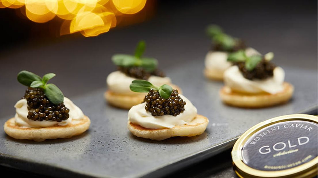 Forkæl dine smagsløg med ægte caviar på blinis | Se opskriften her!