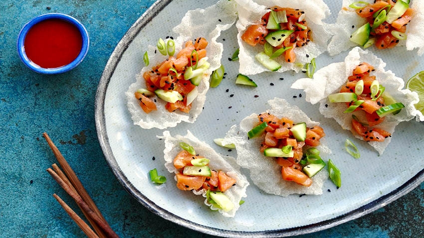 Friteret rispapir med fyld - lækker lille snack eller appetizer ...