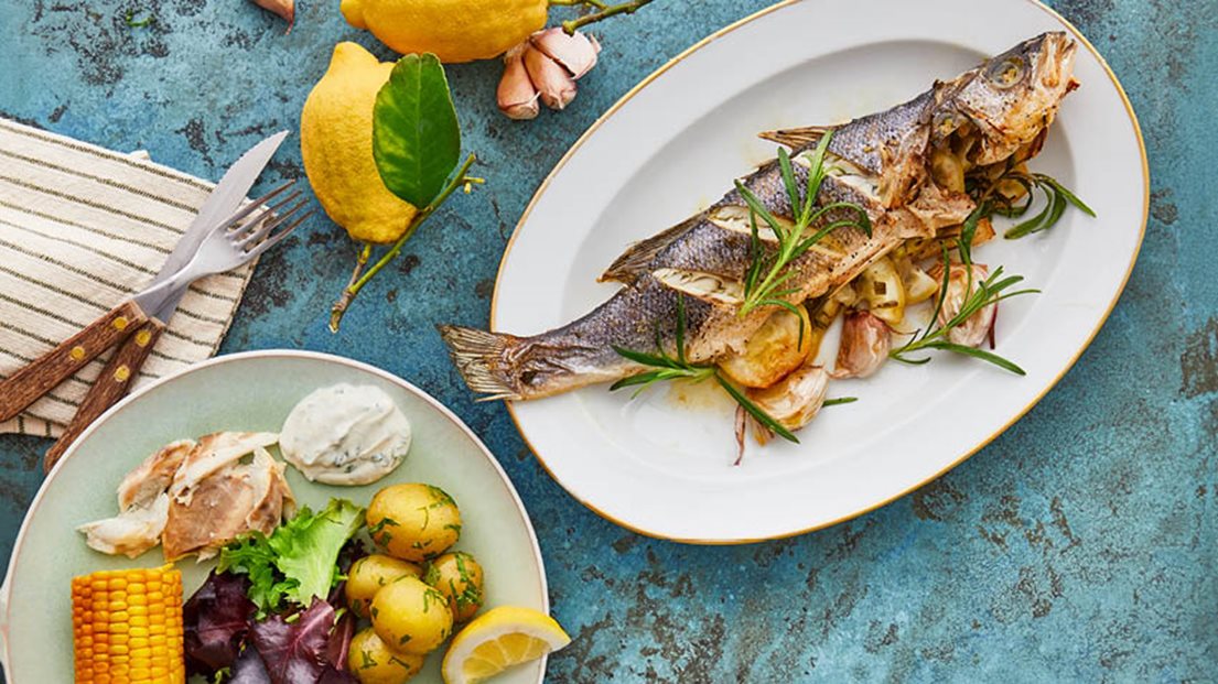 Grillet Havbars Med Nye Kartofler Og Grillede Majskolber Se Opskriften Her Grillet Havbars Med Nye Kartofler Og Grillede Majskolber Se Opskriften Her