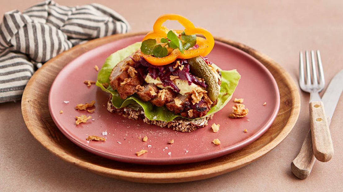 Smørrebrød med frikadelle og syltet grønt | Prøv opskriften!