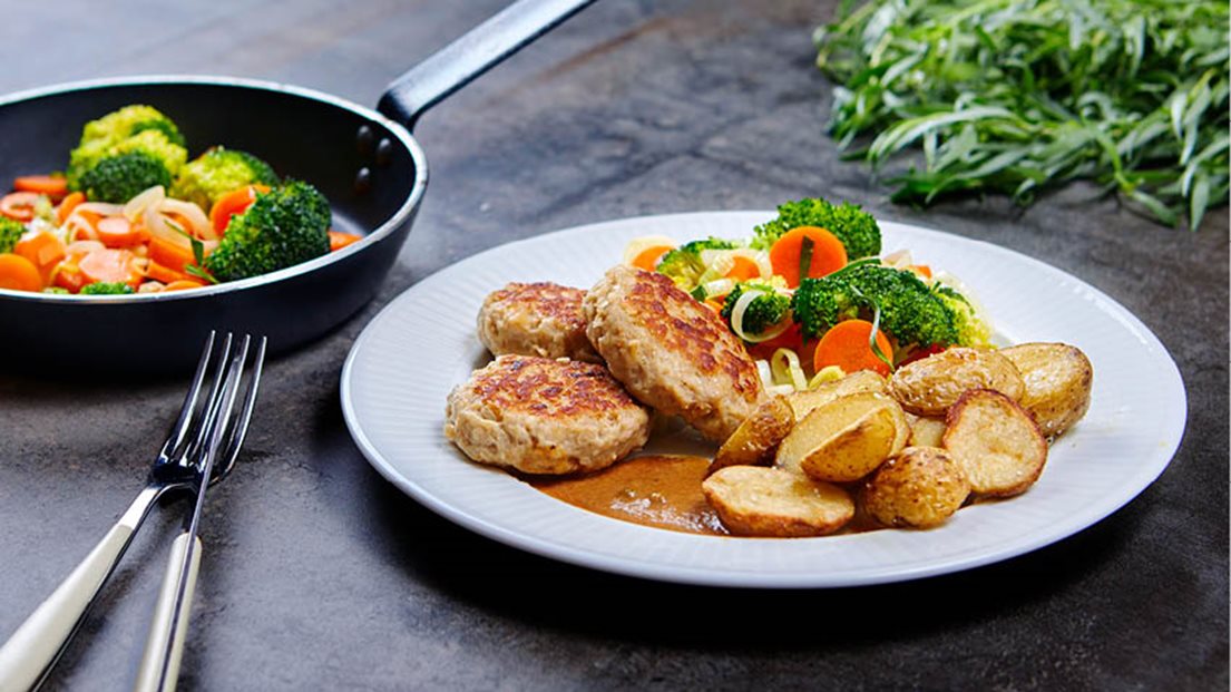 Hurtige Frikadeller Med Kartofler Sovs Og Gront Se Her Hurtige Frikadeller Med Kartofler Sovs Og Gront Se Her