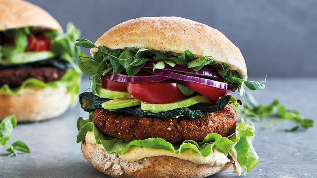 burger med veggie avocado, hummus og squash - nemlig.com