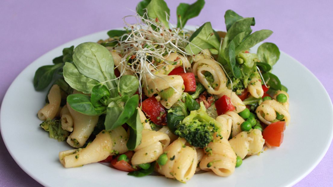 Grøn og Rød Pastasalat | Vegansk Velvære → Se Opskriften Her!