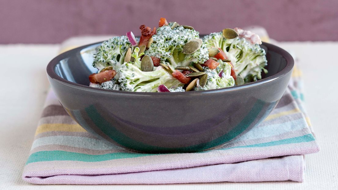broccolisalat opskrift - salater og tilbehør - nemlig.com