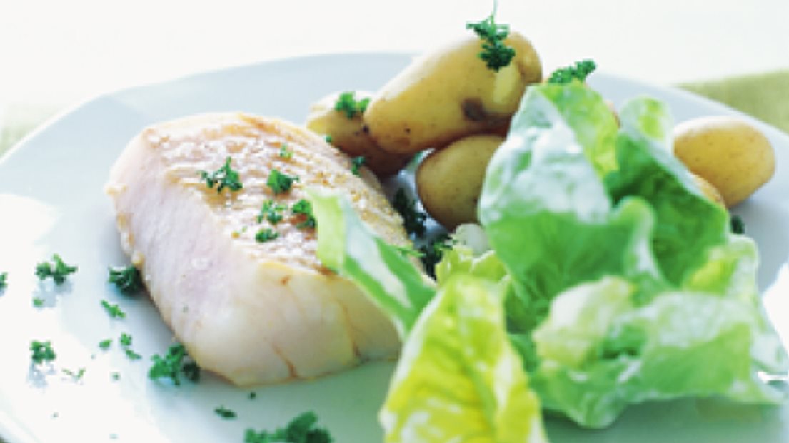 Ovnbagt Torsk Med Salat Og Nye Kartofler Opskrift Nemlig Com Ovnbagt Torsk Med Salat Og Nye Kartofler Opskrift Nemlig Com