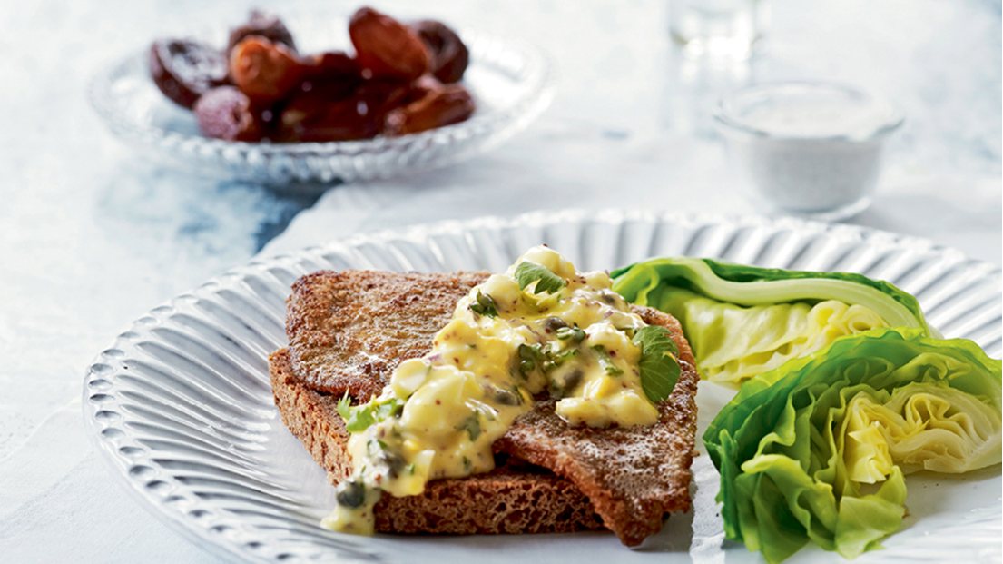 Klassisk rødspættefilet med æggesalat og spidskål | Se opskrift