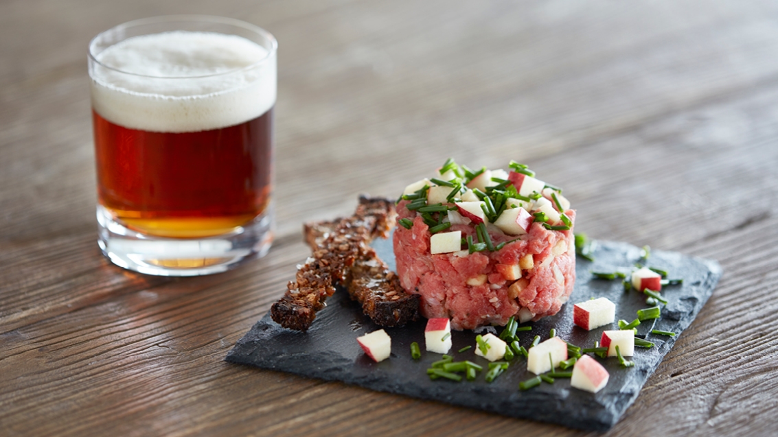 Ølmarineret tatar med rugbrødssnacks | Se opskrift her!